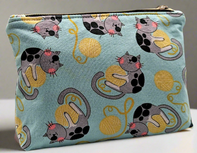 7" x 5.5" Bag Zippered - blue background with a drawn cat wrapped around a ball of yarn